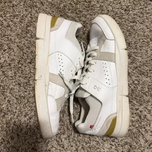 On Running The Roger Clubhouse White Sand Gold Womens Sneakers 48.99138 Size 9.5 thumbnail 4