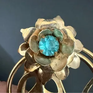 Vintage Unsigned Gold-tone Light Blue Rhinestone Flower Floral Spray Brooch 10g. thumbnail 9