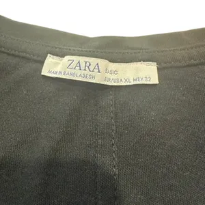Zara Basic V-Neck T-Shirt in Black, Size XL thumbnail 3