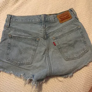 Levi’s 501 Shorts 26 thumbnail 2