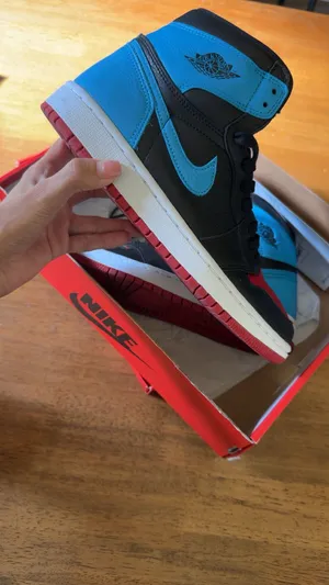 Nike Jordan Wmns Air Jordan 1 High OG 'NC to Chi' thumbnail 2