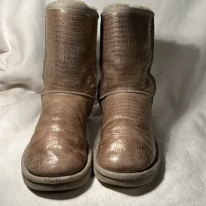 UGG Australia Metallic Gold Lined Suede Classic Short Boots Size 7. thumbnail 2