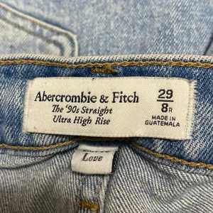 Abercrombie & Fitch The 90s Ultra High Rise Blue Distressed Denim Jeans Size 29 thumbnail 4