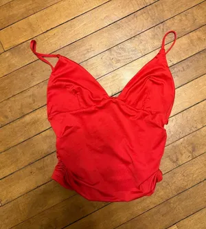 red tank top Size M thumbnail 1