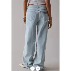 Wrangler Worldwide Mid Rise Wide Leg Jeans Light Wash Blue 32 / 14 thumbnail 2