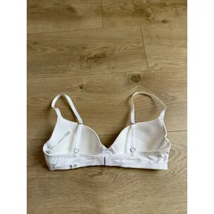 EUC Abercrombie Gilly Hicks White PUSH 'EM UP T-Shirt Contour Demi UW Bra sz 32B thumbnail 2