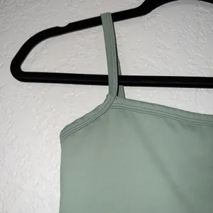 New Green Cropped Sports Bra Size Small thumbnail 2
