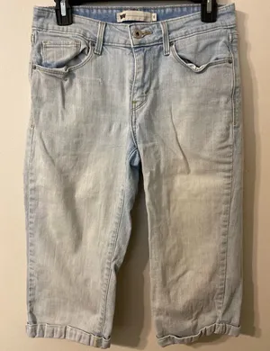 Womens Levi’s Light Wash Cropped‎ Denim Jean Capris Size 6 thumbnail 1