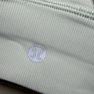 Size 4 Lululemon Light Green Sports Bra Activewear Top Size 4 Ribbed Cross Strap thumbnail 4