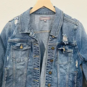 Just USA Boutique Women Distressed Blue Staircase Hem Jean Jacket Button Up-Med thumbnail 5