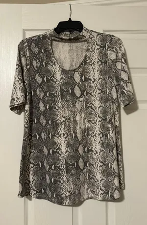 Boutique Brand Blouse Tee Size M thumbnail 1