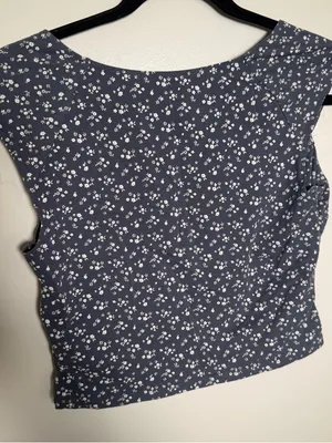 Hollister Blue Floral V-Neck Women's Top Large Cropped thumbnail 6