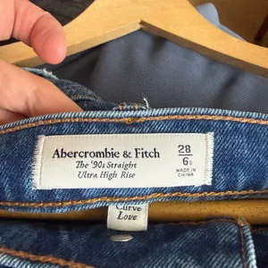 Abercrombie & fitch curve love 90’s straight ultra high rise jeans thumbnail 3