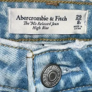 Abercrombie Curve Love 90s Relaxed Jeans 29/8R High Rise Straight Light Wash NWT thumbnail 3