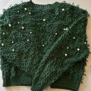Green sweater with sewn pearls size XL thumbnail 2