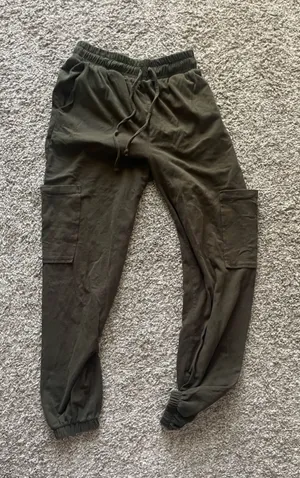 BUCKETLIST Olive Cargo Jogger Pants, small Green thumbnail 1