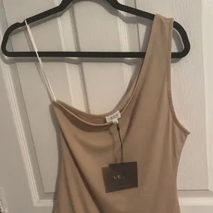 LE LIS Tan One-Shoulder Asymmetrical Bodysuit thumbnail 2