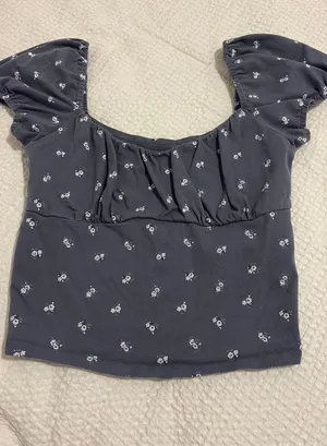 Hollister shirt thumbnail 1