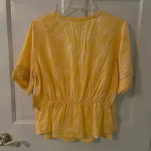a.n.a Women’s Floral Yellow V-Neck Short Sleeve Blouse thumbnail 3
