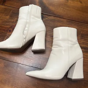 White Faux leather Pointed Madden Girl 7.5 Ankle Booties thumbnail 6