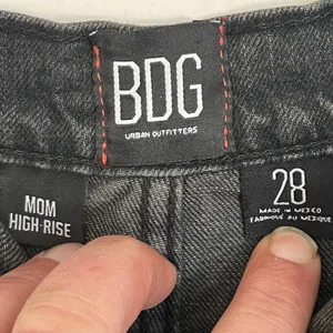 Womens Urban Outfitters BDG Mom High Rise Black Denim Shorts Size 28‎ thumbnail 7