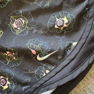 Nike Dri-FIT Women's Black Floral Lined Running & Jogging Shorts Size S thumbnail 6