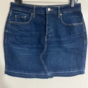 Old Navy High Rise Denim Mini Skirt Tonya Dark‎ Wash Button Fly Raw Hem Size 8 thumbnail 1