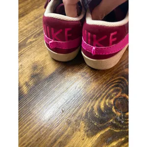 Nike‎ Burgundy And Pink Sneakers Size 5 thumbnail 6