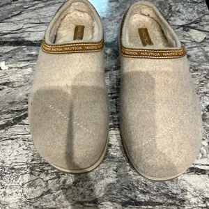 Nautica Cream Slippers Cozy Indoor Comfort thumbnail 1
