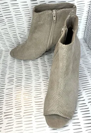 Old Navy Womens 9 Taupe Perforated Peep Toe Ankle Bootie Stacked Block Heel‎ thumbnail 1