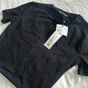 NWT Zara Basics Black Cropped Mini Tee Size XS‎ thumbnail 3