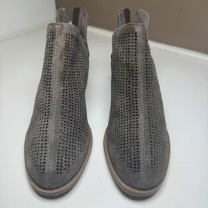 Crown Vintage Tabby Grey Suede Perforated Ankle Boots Womens 6 Laser Cut Booties thumbnail 2