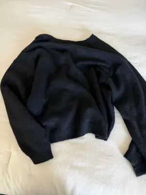Black sweater  thumbnail 4