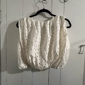 ANTHROPOLOGIE cropped White Eyelet Women's Top thumbnail 3