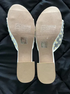 {FOREVER 21} White Daisy Embroidered Block Heel Slide Sandals thumbnail 5
