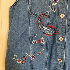 Vintage T‎ & Company women’s medium wash blue denim embroidered button up vest thumbnail 4