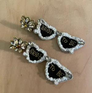 Bride To Be Sunglass Earrings Dos Femmes thumbnail 1