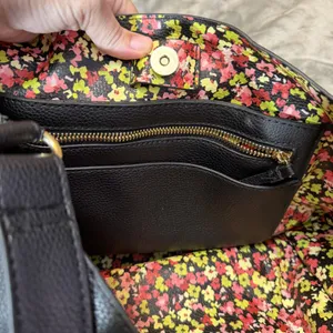 Steve Madden Black Shoulder Bag Tote Floral Lining Gold Hardware Large Purse thumbnail 13