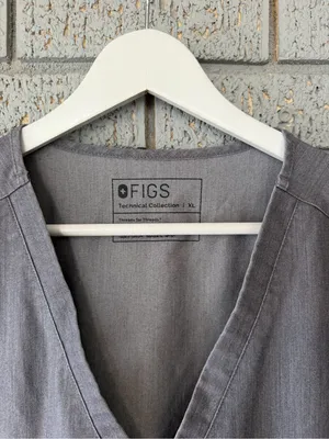 Figs Casma Three-Pocket Scrub Top Graphite Grey Size XL thumbnail 4