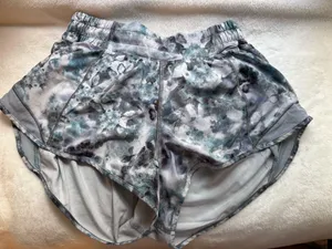 Lululemon Hotty Hot 2.5" Shorts thumbnail 1