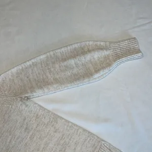 GAP • Crossover V Neck Sweater • Size XS • Marshmallow (Cream/Tan) thumbnail 7