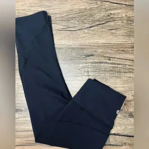 Lululemon In Movement Crop *Everlux 19" size 4 thumbnail 1