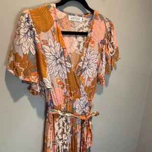 Petal + Pup Floral Print Short Sleeve Midi Dress - size XS thumbnail 2