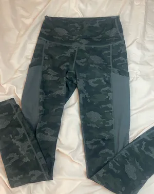 & Other Stories Green camo high-waisted leggings #camouflage #activewear #leggings with pockets thumbnail 1