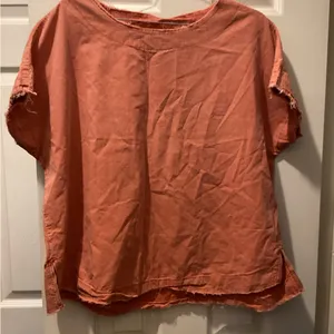 Easel Women's Short Sleeve Top in Coral thumbnail 1