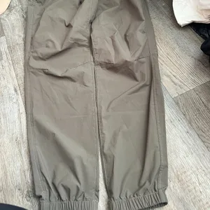Abercrombie & Fitch medium‎ green joggers thumbnail 2
