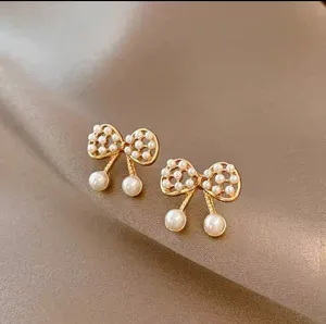 Simple and compact geometric bow pearl earrings Gold thumbnail 1