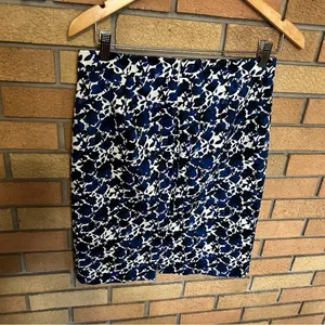 J. By J. Crew Pencil Mini Skirt Size 2 Blue & White Floral Design thumbnail 4
