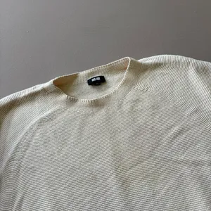 Uniqlo 3D Knit Crew Neck Sweater thumbnail 4