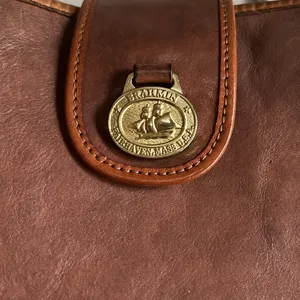 leather shoulder bag in brown. Definitely needs a good cleaning inside. thumbnail 2
